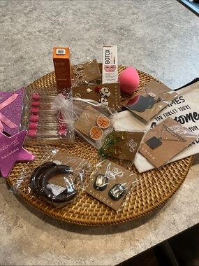 Assorted Beauty & Jewelry Set with Pink Sponge mother’s gift $10